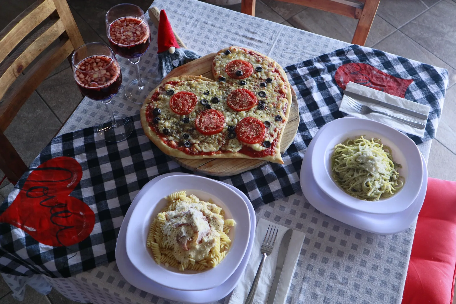 Mesa con pizzas y pastas