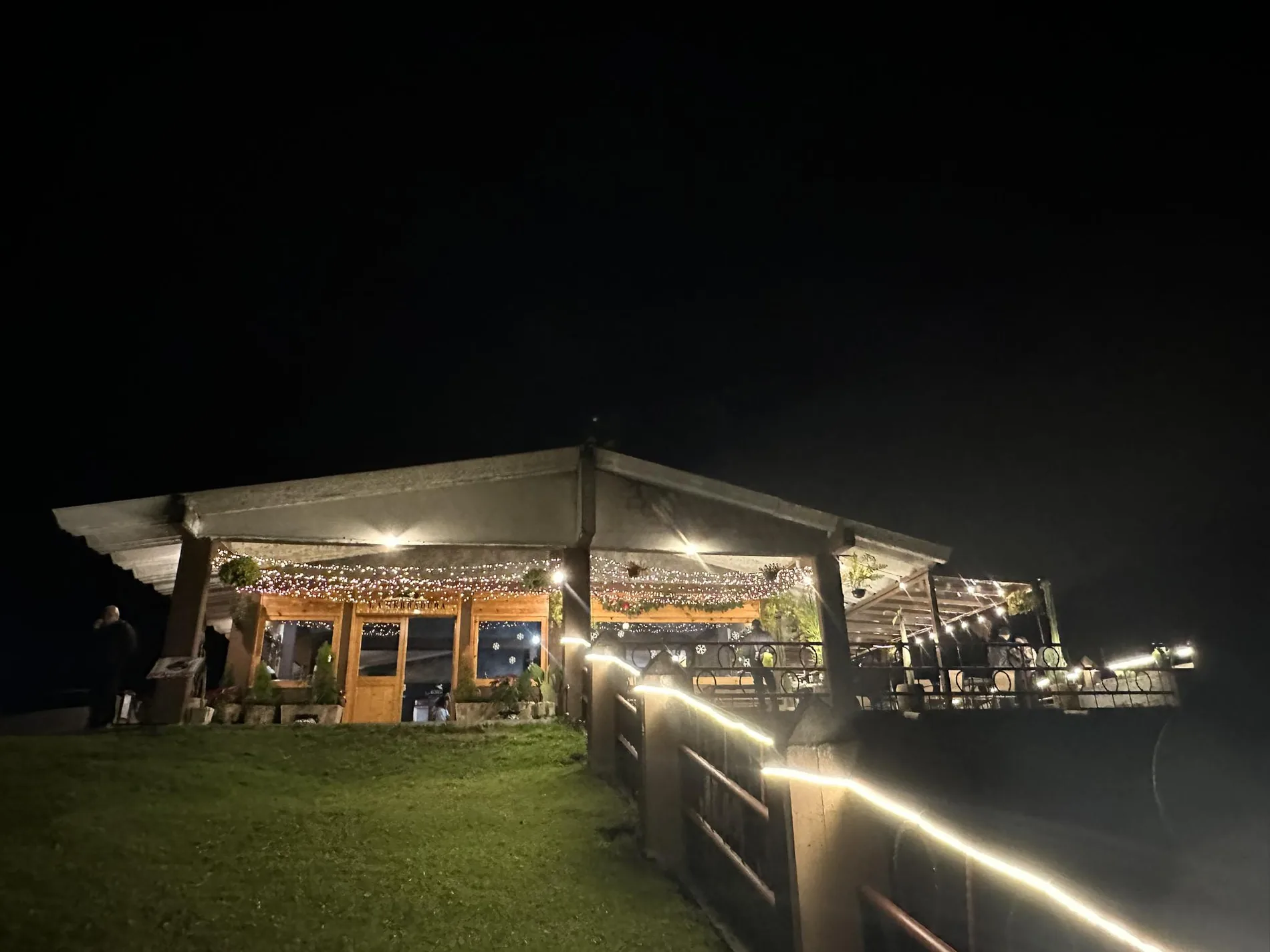 Restaurante iluminado de noche